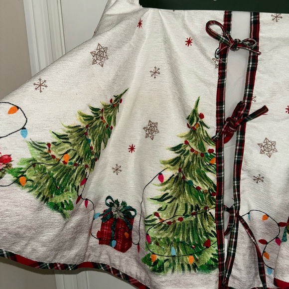 NWT Humane Society Dogs 50" Tree Skirt with Dogs and Bells - Picture 8 of 15
